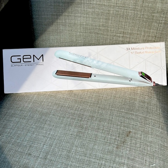 GEM, 3X moisture protection 1” digital styling iron - Picture 1 of 2